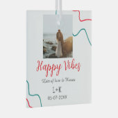 ハッピーブホリデーカップル名結婚の日付の赤 ガラスオーナメント (正面右)