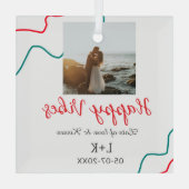 ハッピーブホリデーカップル名結婚の日付の赤 ガラスオーナメント (裏面)