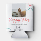 ハッピーブホリデーカップル名結婚の日付の赤 缶クーラー (裏面)