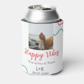 ハッピーブホリデーカップル名結婚の日付の赤 缶クーラー (缶裏面)