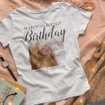 ハッピーヘブンリー誕生日フォトメモリアル Tシャツ<br><div class="desc">メモリアル「HAPPY HEAVENLY誕生日」メモリアルTシャツは愛への献上品を作る。ことわざ「天の幸せな誕生日」の写真、その名前、誕生/死亡日を白い背景の上に特集。フォントスタイル、サイズおよび色は、カスタマイズ後クリックの更なるリンク上でカスタマイズより変更できる。</div>