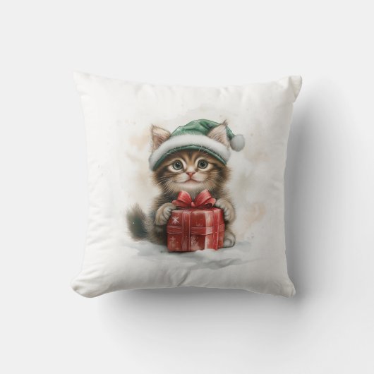 ハッピーベビーキャット – Maine Coon Kitten in Green Hat クッション (正面)