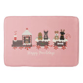 ハッピーペイリデイズドッグクリスマスホリデートレイン バスマット (正面)
