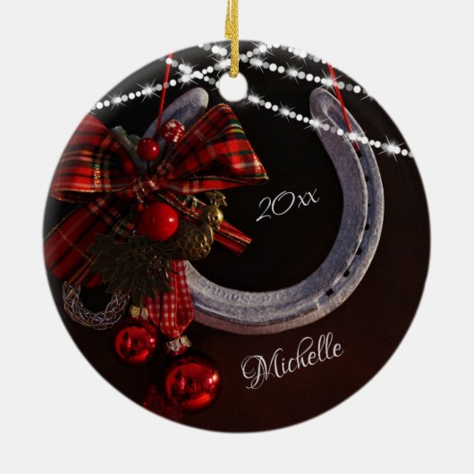 ハッピーホリデパーソナライズされたーズホースシュークリスマス セラミックオーナメント (裏面)