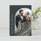 ハッピーホリデーズアーチフォトクリスマスカードブラック 招待状 (スタンド正面)