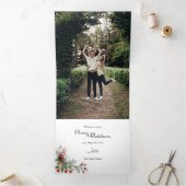 ハッピーホリデーズカリグラフィーアーチフローラ写真 三つ折りクリスマスカード (内部)