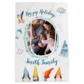 ハッピーホリデーズクリスマス抱き枕と小人 ミディアムペーパーバッグ (裏面)