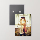 ハッピーホリデーズブラウン追加カップル写真名日付mo 缶バッジ (正面/裏面)