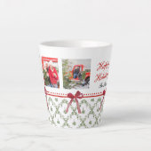 ハッピーホリデーズミスタントーレッドボウファミリーフォト カフェラテマグ (正面)