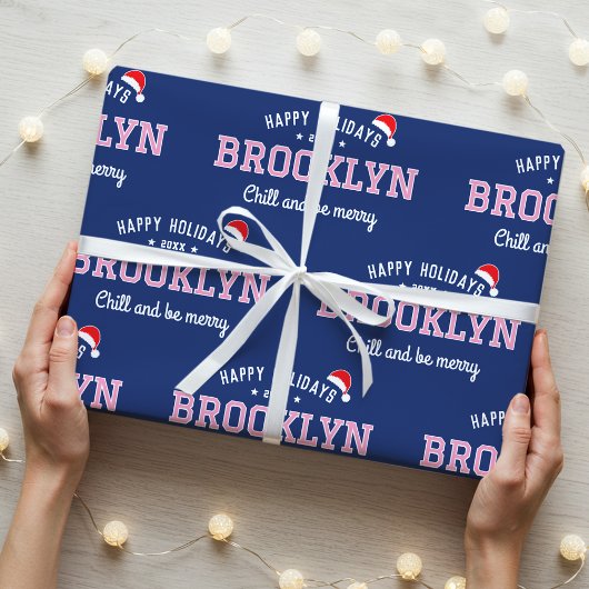 ハッピーホリデーズ名前をカスタムするクリスマスピンクネイビー ラッピングペーパー