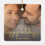 ハッピーホリデー金ゴールドスクリプトカップルの写真 セラミックオーナメント (裏面)