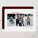 ハッピーホリデー3写真 箔シーズンカード<br><div class="desc">ハッモダンプホリデーズゴールドフォイルタイポグラフィ、3フォトホリデーカード。特徴、金ゴールドフォイル星と赤無地の色の裏地あなたの個人的な休日のメッセージのためのテンプレート宇宙。</div>