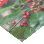 ハッピーホリー日レッドベリーフォトグラフィックホリデー ミディアムテーブルランナー (コーナー)