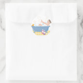 ハッピーホームスパデイ – バスタブ内の女性 ラウンドシール (バッグ)