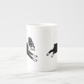 ハッピーボストンテリア走ー |かわいい漫画の犬 ボーンチャイナマグカップ (正面)