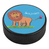 ハッピーライオンと蝶の漫画イラストレーション アイスホッケーパック (3/4)