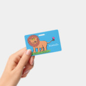 ハッピーライオンと蝶の漫画イラストレーション バッジ (手持ち)