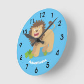 ハッピーライオンの轟音の漫画イラストレーション ラウンド壁時計 (傾斜)