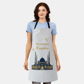 ハッピーラマダンカレム – イードムバラク引用文 エプロン (着用した状態)