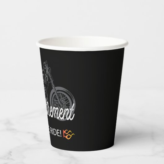 ハッピーリタイアメントバイクもしくは自転車に乗る人とバイクとフレイムス 紙コップ (裏面)