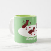 ハッピーレッドアリ氷スケートで滑る漫画 ツートーンマグカップ (正面左)