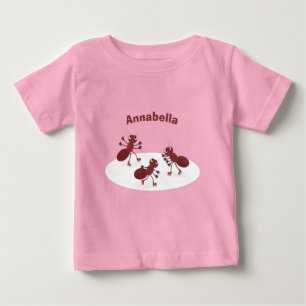 ハッピーレッドアリ氷スケートで滑る漫画 ベビーTシャツ