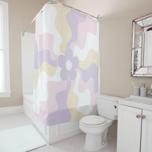 ハッピーレトロデイジー – パステルピンク、イエロー、パープル シャワーカーテン (インサイチュ)
