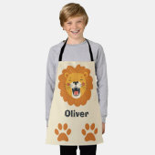 ハッピーローリングライオン顔 – キュートサファリアニマル エプロン (着用した状態)