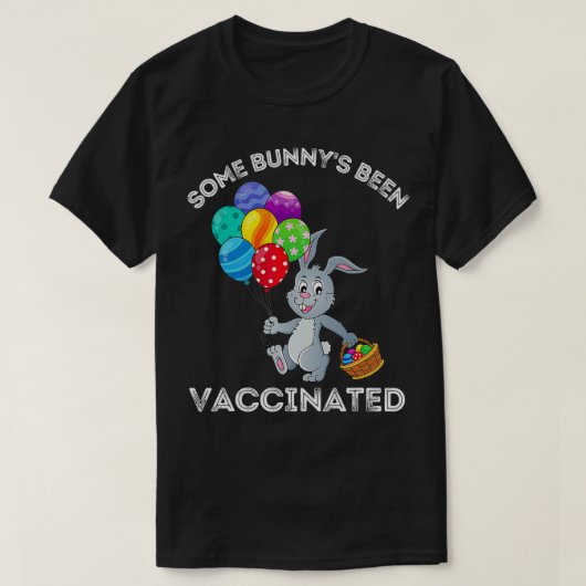 ハッピーワクチン接種されたバニーおもしろいの一部 Tシャツ (デザイン正面)