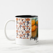 ハッピー感謝祭オレンジのキノコ秋写真 ツートーンマグカップ (左)