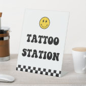 ハッピー顔ワンハッピードタトゥーステーションサイン 台座サイン (インサイチュ)