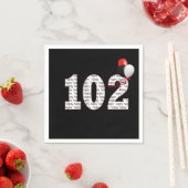 ハッピー102誕生日オンブラックナプキンス スタンダードカクテルナプキン (インサイチュ)