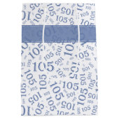 ハッピー105誕生日ブルーとホワイトのナンバーパターン ミディアムペーパーバッグ (裏面)