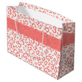 ハッピー35誕生日ナンバーパターンサンゴ/白 ラージペーパーバッグ (裏面アングル)