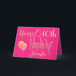 ハッピー40th誕生日の名装飾ピンク金ゴールド カード<br><div class="desc">ホットピンクの背景に金ゴールドの装飾タイポグラフィのデザイン幸せな40歳の誕生日を望む。ハッピーバースデーはスクリプト華美で設定され、年齢はスクリプトの名前が下にあるエレガント対応する書体で設定される。簡単に好きな挨拶に名前と単語を内にパーソナライズもしする。輝フェイクく風船が正面に眩しい眩しさを追加！同じ色のホットピンクの背景が内側に続く。</div>