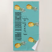 ハッピー・バチェロレッテ・パーティー・ガールズ・トリップ・ウィークエンド・ビーチ ビーチタオル (正面)