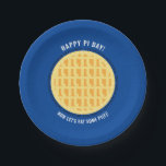 ハッピーPi日（100桁を超える数字を含む） Lattice Apple Pie Blue ペーパープレート<br><div class="desc">この"Happy Pi Day!"デザインはパイとパイでいっぱいだ！アップルパイアートは、幾何格子パターンと地殻詳細のパイ記号を大きく特色にしている。フロントでは、曲がり文字のまわりにパイは言う"ハッピーパイ日！あなたの一日が美味しいパイ(e)で満たされていることを願う！"白いタイポグラフィ。小さい黒い文字でメッセージと円の間にpiの最初の100桁（小数点の後）が表示される。この可愛オタク系のくてパーティーの数学をテーマにしたデザインは、パイの日の恋人をパイの日に楽しませるのに最適だ。パイ楽しむデイとおいしいパイ(e)!</div>