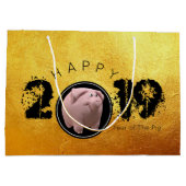 ハッピーPIg年2019オリジナル3D金ゴールドL抱き枕2 ラージペーパーバッグ (裏面)