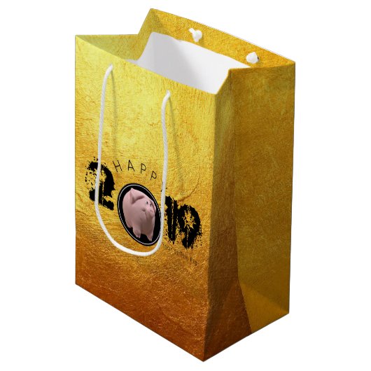 ハッピーPIg年2019オリジナル3D金ゴールドM抱き枕2 ミディアムペーパーバッグ (正面アングル)