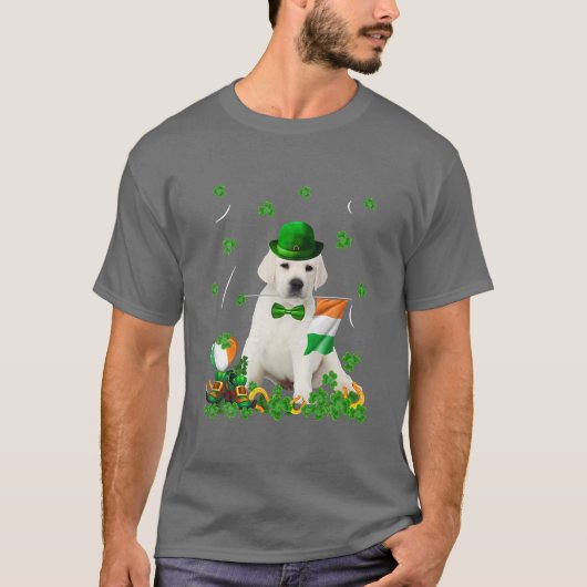 ハッピーSt patricks dayアイリッシュホワイトパピー犬の国旗 Tシャツ (正面)