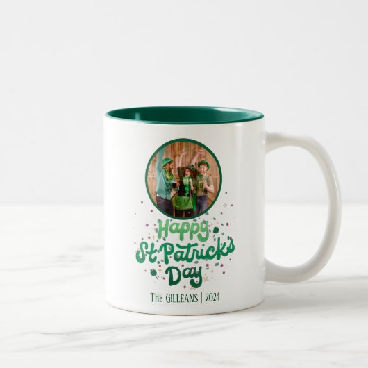 ハッピーSt patricks dayシャムロック家族の写真 ツートーンマグカップ (右)
