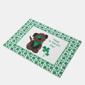 ハッピーSt patricks dayドッグフォーリーフクローバーグリーン ドアマット (アングル)