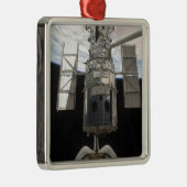 ハッブル宇宙望遠鏡が解放される メタルオーナメント (右)