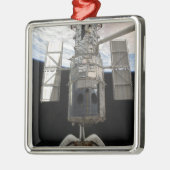 ハッブル宇宙望遠鏡が解放される メタルオーナメント (左)