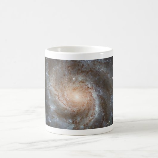 ハッブル宇宙望遠鏡による宇宙の写真:回転花火銀河 コーヒーマグカップ (中央)