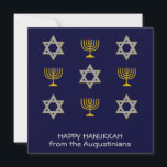 ハッモダンパーソナライズされたプハヌカ シーズンカード<br><div class="desc">HAPPY HANUKKAHのモダン休日のグリーティングカードは、金ゴールドとDAVIDのシルバースターフェイクと（ユダヤ教）メノラーを真夜中の青い背景にタイルのパターンで示す。文字読HAPPY HANUKKAHプレースホルダネームとカスタマイズ可能なので、名前や他の文字を追加してカスタマイズできる。メッセージを逆にパーソナライズすることもできます。ハヌカーお祝いに理想的で、カスタマイズはユダヤ人をテーマにしたお祝いに適している。ベリアンデザインによるカード、ギフト、パーティー用品の幅広い選択から選択。白でも利用可能。</div>