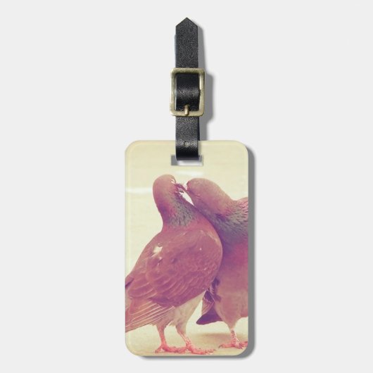 ハトに接吻しているレトロ愛鳥 ラゲッジタグ (正面縦)