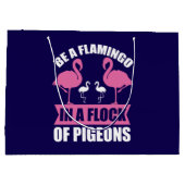 ハトの群れのフラミンゴになる–18716 ラージペーパーバッグ (裏面)