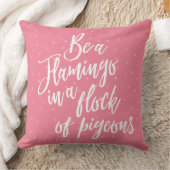 ハトの群れの中でフラミンゴ引用文である クッション (ブランケット)