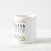 ハトの群れの中で孔雀をする コーヒーマグカップ (中央)